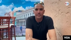 Elián López conversa con la Voz de América en Miami, siete meses después de su viaje en una tabla de windsurf desde Cuba. [Foto: Yeny García, VOA].