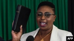 Aisha Jumwa, secrétaire de cabinet du ministère de la Fonction publique et des Affaires de genre, prête serment lors de la cérémonie à la State House à Nairobi le 27 octobre 2022.