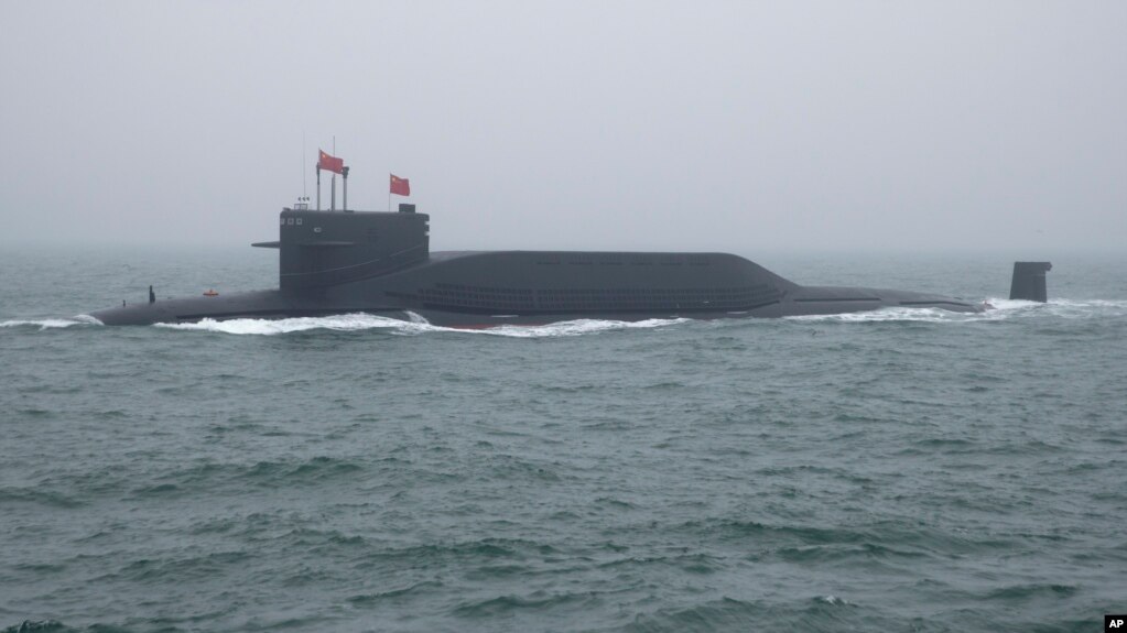 中国海军的094晋级战略核潜艇“长征15号”2019年4月23号出现在山东省青岛市附近海面，参加庆祝中国人民解放军建军70周年纪念。-美联社照片(photo:VOA)