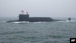 中国海军的094晋级战略核潜艇“长征15号”2019年4月23号出现在山东省青岛市附近海面，参加庆祝中国人民解放军建军70周年纪念。-美联社照片