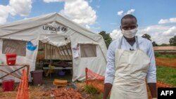 ARCHIVES - Un agent médical dans un centre de traitement du choléra à l'hôpital Bwaila, dans la capitale Lilongwe, au Malawi, le 25 janvier 2018.