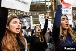 La gente participa en una protesta contra el gobierno Irán y la muerte de Mahsa Amini en la ciudad de Nueva York, el 27 de septiembre de 2022.