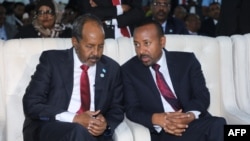 Rais wa Somalia Hassan Sheikh Mohamud (L) akizungumza na Waziri Mkuu wa Ethiopia Abiy Ahmed mjini Mogadishu huko Somalia