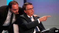 Carlos Bolsonaro (kiri) bersama ayahnya, mantan Presiden Jair Bolsonaro (foto: dok). 