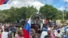 Multidão nas ruas de Ouagadougou com bandeiras da Rússia