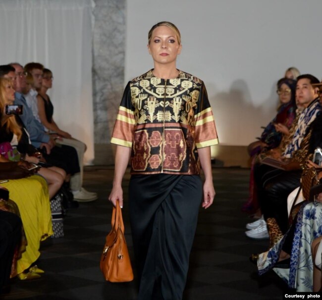 Tas rancangan Dewi Maya dalam tenun Sumba Timur karya Ananta Kanapi.