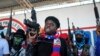 ARCHIVO - El líder de la pandilla G9 y Familia, Jimmy Cherizier, más conocido como 'Barbacoa', grita consignas con sus pandilleros luego de dar un discurso en Puerto Príncipe, Haití, en octubre de 2021. Ahora es señalado como cabecilla de la violencia en esa nación.