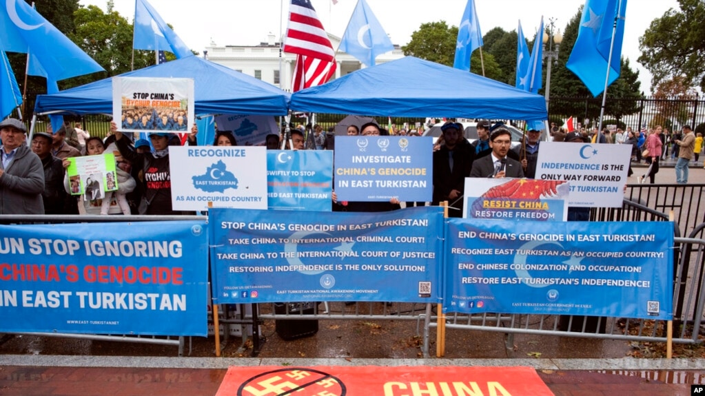 位于华盛顿东突厥觉醒运动（The East Turkistan National Awakening Movement）2022年10月1日在白宫前抗议中共当局在新疆的统治。(photo:VOA)