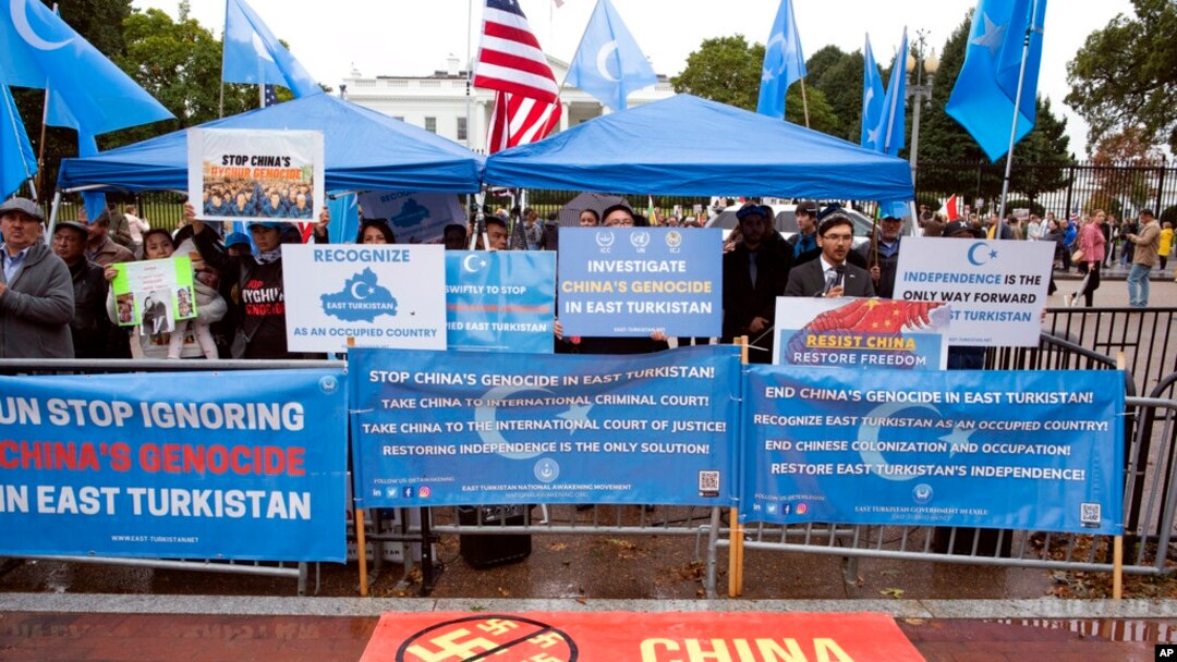 位于华盛顿东突厥觉醒运动（The East Turkistan National Awakening Movement）2022年10月1日在白宫前抗议中共当局在新疆的统治。