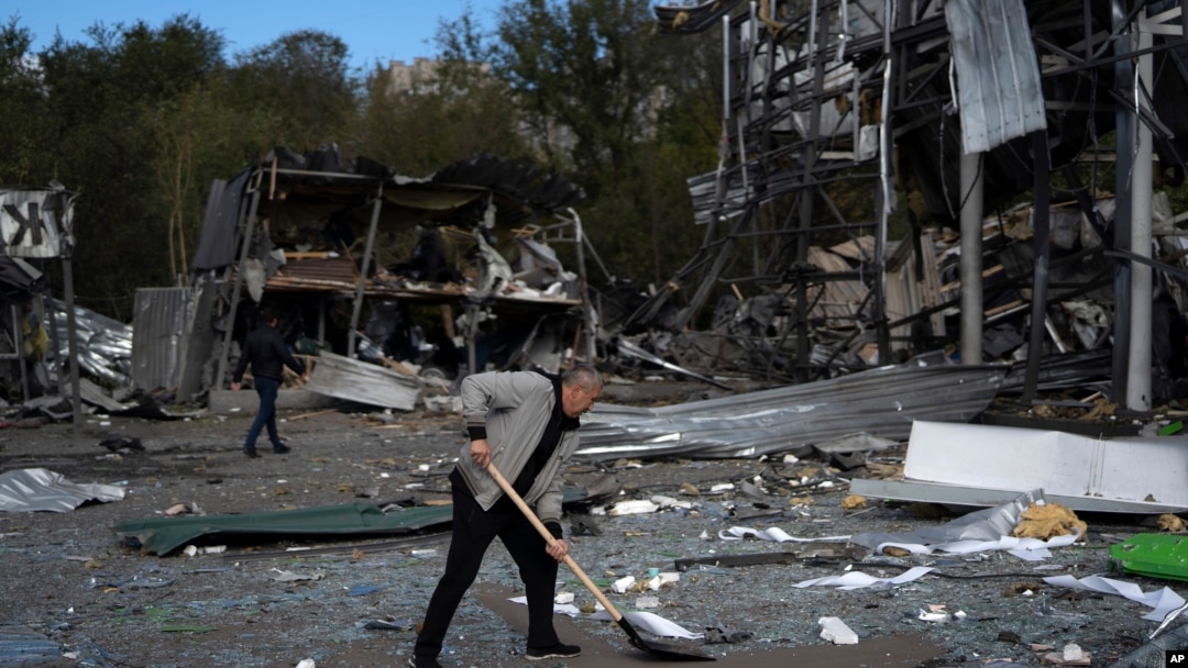 Stanovnici Zaporožja raščišćavaju ruševine posle ruskog raketnog napada (Foto: AP/Leo Correa)