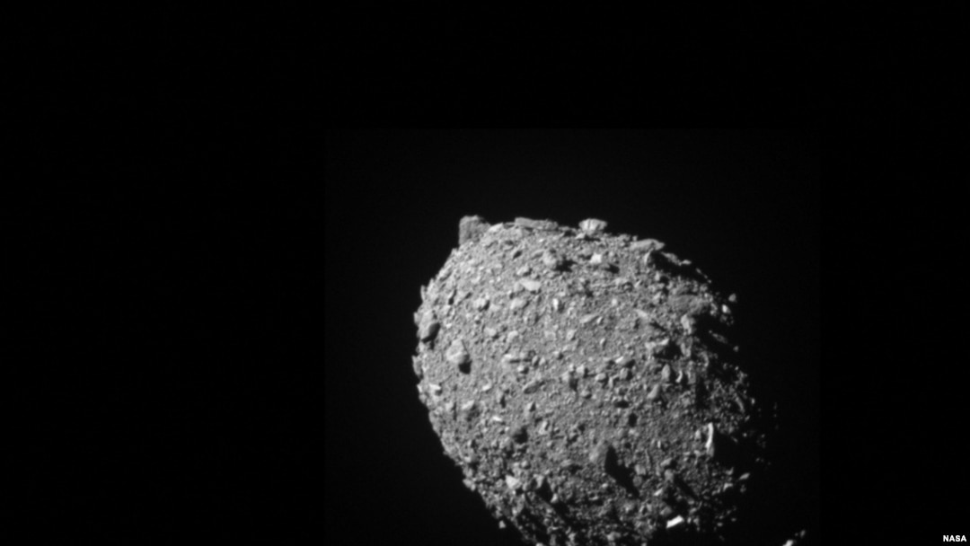 Gambar dari asteroid Dimorphos yang diambil dari pesawat antariksa DART menjelang tabrakan antara kedua objek pada 26 September 2022. (Foto: NASA/Johns Hopkins APL/Handout via Reuters)