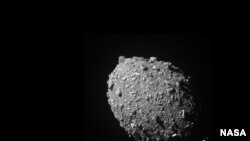 Gambar dari asteroid Dimorphos yang diambil dari pesawat antariksa DART menjelang tabrakan antara kedua objek pada 26 September 2022. (Foto: NASA/Johns Hopkins APL/Handout via Reuters)