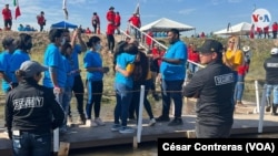 El abrazo esperado entre familiares se llevó a cabo el sábado 15 de octubre en el punto fronterizo de El Paso, Texas, gracias al evento "Abrazos, no muros" que se realiza por novena vez. [Foto: César Contreras, VOA].