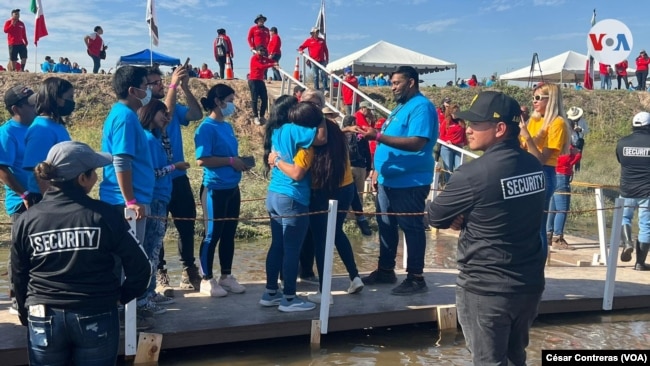 El abrazo esperado entre familiares se llevó a cabo el sábado 15 de octubre en el punto fronterizo de El Paso, Texas, gracias al evento "Abrazos, no muros" que se realiza por novena vez. [Foto: César Contreras, VOA].