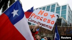 Un activista conservador de derecha sostiene una pancarta que dice "No más proceso constituyente" durante una manifestación para rechazar la aprobación del Acuerdo de Asociación Transpacífico (TPP) en el Congreso, en Valparaíso, Chile, el 28 de septiembre de 2022.