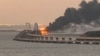 Un incendie sur le pont de Kerch au lever du soleil dans le détroit de Kerch, en Crimée, le 8 octobre 2022. 