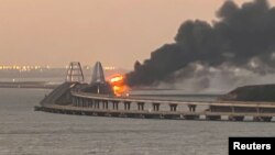 Un incendie sur le pont de Kerch au lever du soleil dans le détroit de Kerch, en Crimée, le 8 octobre 2022. 