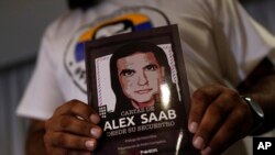 Un ciudadano muestra una publicación sobre el empresario colombiano Alex Saab, detenido en Estados Unidos bajo cargos de lavado de capitales, durante una manifestación a favor de su liberación en Venezuela, el año pasado.