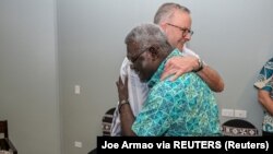 Perdana Menteri Australia Anthony Albanese bertemu dengan Perdana Menteri Kepulauan Solomon Manasseh Sogavare di sela-sela Forum Kepulauan Pasifik, di Suva, Fiji 13 Juli 2022. (Foto: Joe Armao via REUTERS)