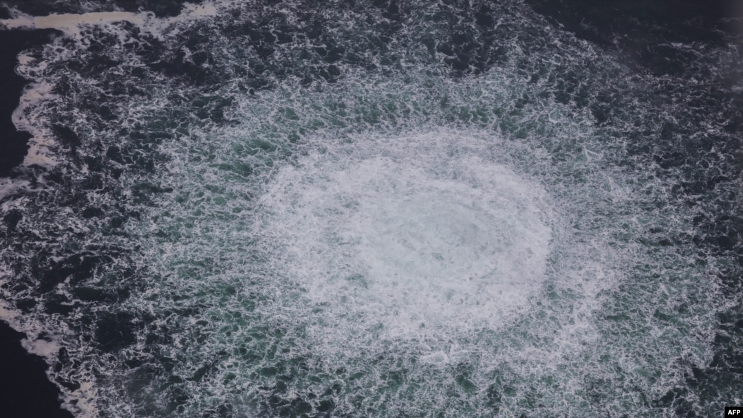 瑞典海岸警卫队发布在瑞典波罗的海经济区上空拍摄的照片显示北溪一号管道天然气泄漏的景象。（2022年9月28日）