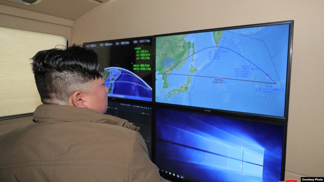 资料照片:朝中社2022年10月10日刊登朝鲜领导人金正恩观看导弹发射照片。