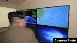 资料照片:朝中社2022年10月10日刊登朝鲜领导人金正恩观看导弹发射照片。