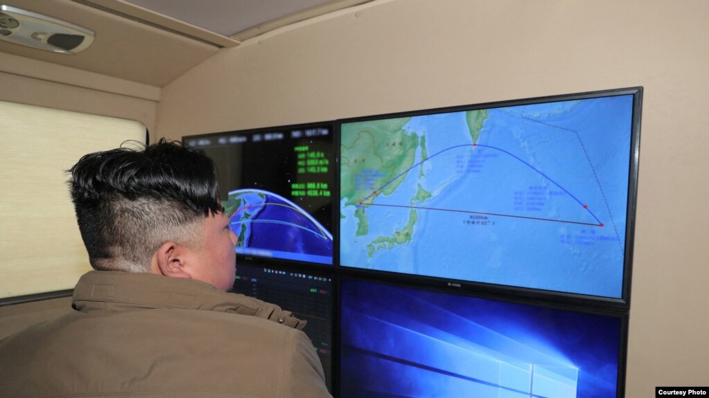 朝中社2022年10月10日刊登朝鲜领导人金正恩观看导弹发射。(photo:VOA)