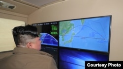 朝中社2022年10月10日刊登朝北韓導人金正恩觀看導彈發射。