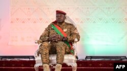 (FILES) Dalam file foto ini diambil pada 2 Maret 2022 Letnan Kolonel Paul-Henri Sandaogo Damiba, Presiden Burkina Faso, terlihat pada upacara pelantikannya sebagai Presiden Transisi, di Ouagadougou. (OLYMPIA DE MAISMONT / AFP)