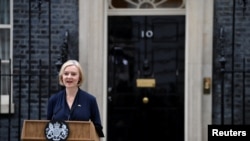 La primera ministra británica, Liz Truss, hace una declaración frente al número 10 de Downing Street, Londres, Gran Bretaña, el 20 de octubre de 2022. REUTERS/Toby Melville