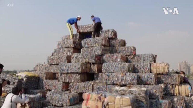 Nettoyage du Nil et pyramide de plastique avant la COP 27