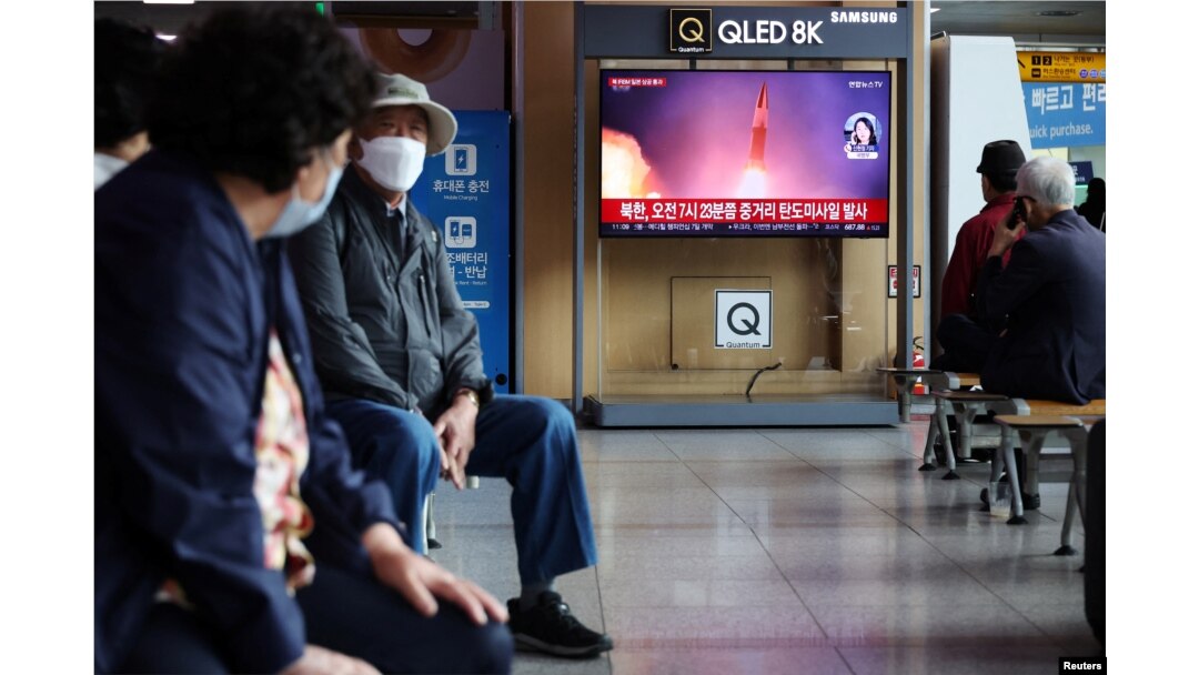 Orang-orang menonton TV yang menyiarkan laporan berita tentang Korea Utara yang menembakkan rudal balistik di atas Jepang, di sebuah stasiun kereta api di Seoul, Korea Selatan, 4 Oktober 2022. (Foto: REUTERS/Kim Hong-Ji)