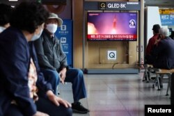 Orang-orang menonton TV yang menyiarkan laporan berita tentang Korea Utara yang menembakkan rudal balistik di atas Jepang, di sebuah stasiun kereta api di Seoul, Korea Selatan, 4 Oktober 2022. (Foto: REUTERS/Kim Hong-Ji)
