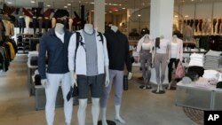 ARCHIVO - Una tienda de ropa deportiva Lululemon en Birmingham, Michigan, el 16 de abril de 2020.