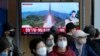 FILE - Layar TV menunjukkan file gambar peluncuran rudal Korea Utara selama program berita di Stasiun Kereta Api Seoul di Seoul, Korea Selatan pada 14 Oktober 2022.(AP Photo/Ahn Young-joon, File)
