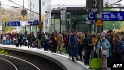德国铁路运输中断后乘客们在柏林的一个主要火车站等待火车（2022年10月8日）