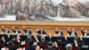 中共領導人習近平和他的班子在中共二十大會議上全體舉手。（2022年10月18日）