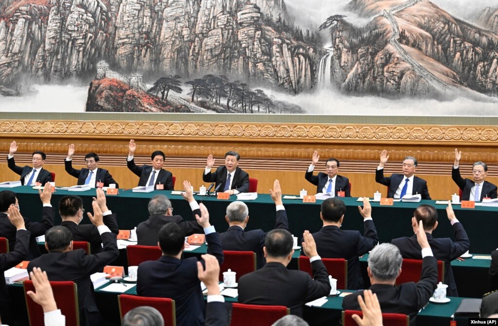 中共领导人习近平和他的班子在中共二十大会议上齐齐举手。（2022年10月18日）(photo:VOA)