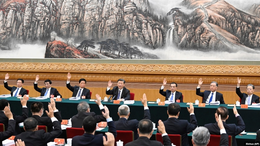 中共领导人习近平和他的班子在中共二十大会议上全体举手。（2022年10月18日）(photo:VOA)