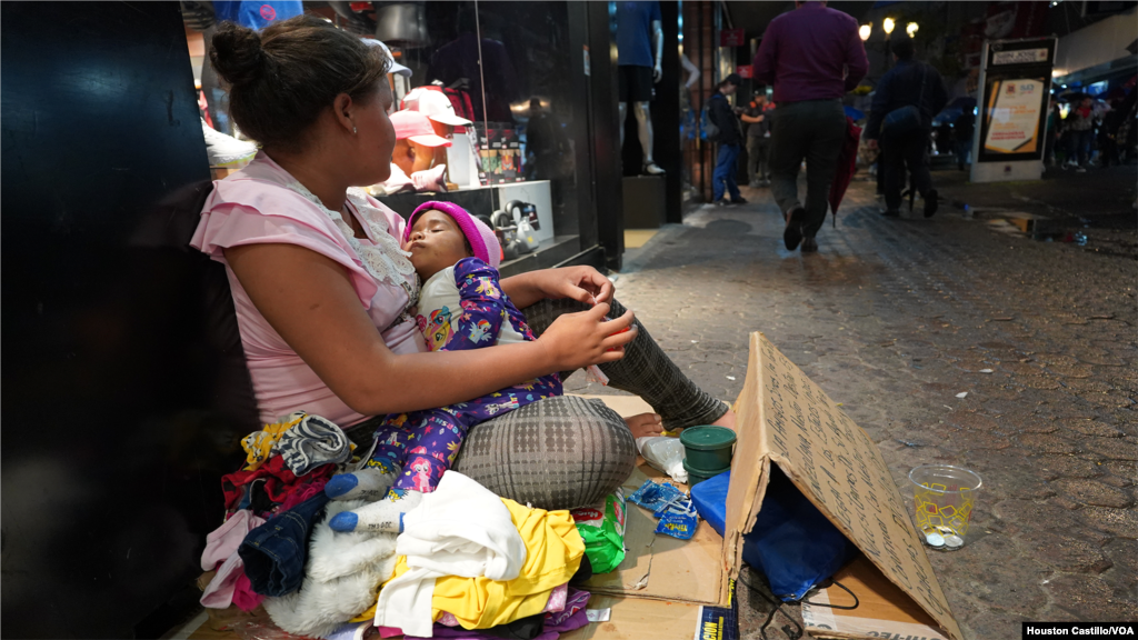 Una mujer migrante venezolana en una calle oscura de San José, Costa Rica. Foto Houston Castillo, VOA