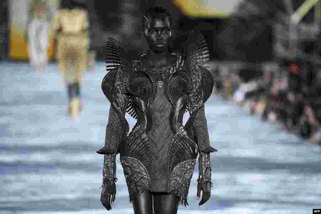 A model presents a creation for the Balmain Spring-Summer 2023 fashion show during the Paris Womenswear Fashion Week, in Paris, France, Sept. 28, 2022. 