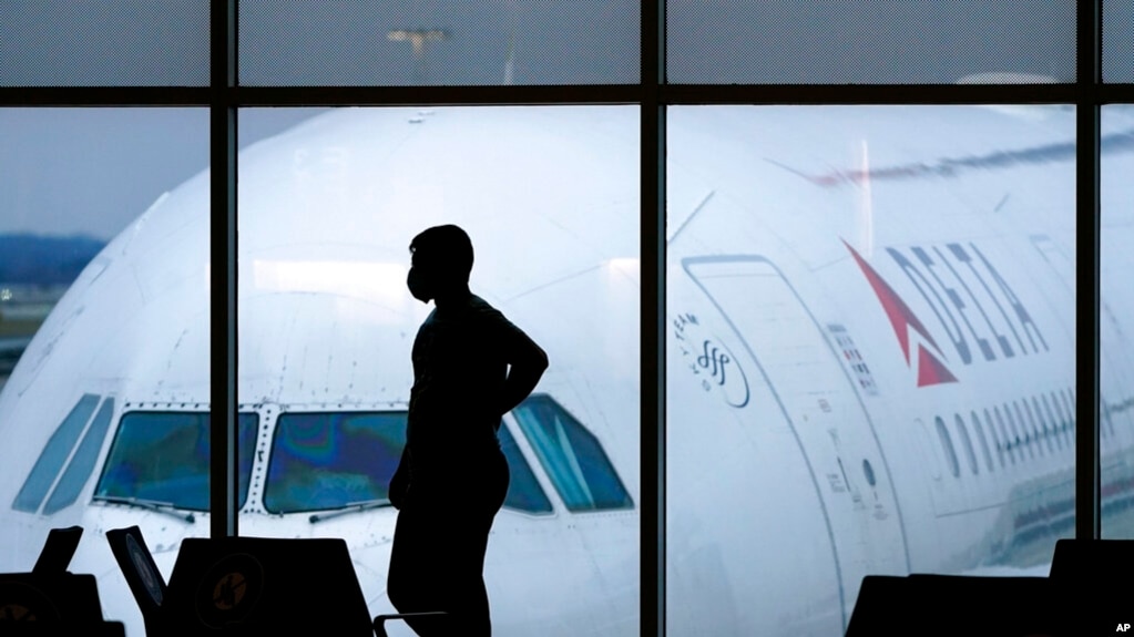 资料照片：美国亚特兰大杰克逊国际机场的一名乘客正在等待登机(2021年2月18日）(photo:VOA)
