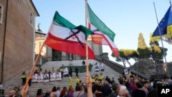 Aktivis Amnesty International melakukan aksi duduk di Capitol Hill Roma dalam solidaritas dengan pengunjuk rasa di Iran, di Roma, Rabu, 5 Oktober 2022. (AP/Gregorio Borgia)