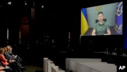 El presidente de Ucrania, Volodymyr Zelenskyy, habla por video durante la Conferencia Internacional de Expertos sobre la Recuperación, Reconstrucción y Modernización de Ucrania, en Berlín, el 25 de octubre de 2022.