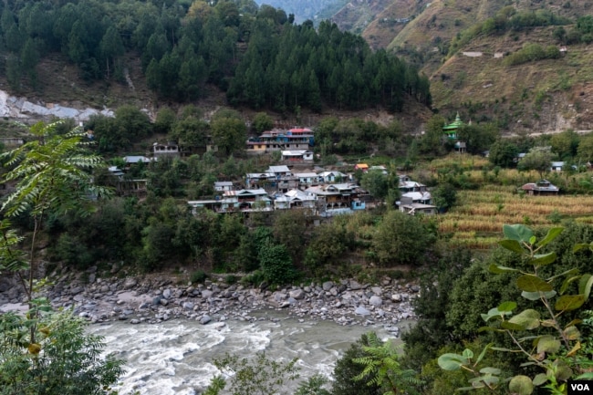 India-Pakistan - Houses in Chilehana, across Neelam river near the Line of Control between India and Pakistan, in Teetwal in north Kashmir's Kupwara district. (M. Hamid)