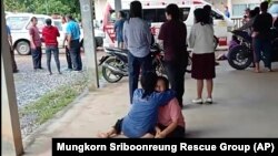 Une femme désemparée est réconfortée devant une garderie où un assaillant a tué 24 enfants, jeudi 6 octobre 2022, dans la ville de Nongbua Lamphu, dans le nord-est de la Thaïlande. 