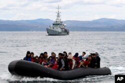 Para migran gelap tiba dengan perahu karet di pulau Lesbos, Yunani, setelah menyeberangi Laut Aegea dari Turki (foto: dok).