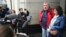 Dmitry Muratov, "Novaya Gazeta" muxbiri Rossiya Oliy sudi oldida matbuot bilan gaplashmoqda. Kremlni savolga tutgan gazeta sud qarori bilan yopilgan. Moskva, 15-sentabr, 2022 
