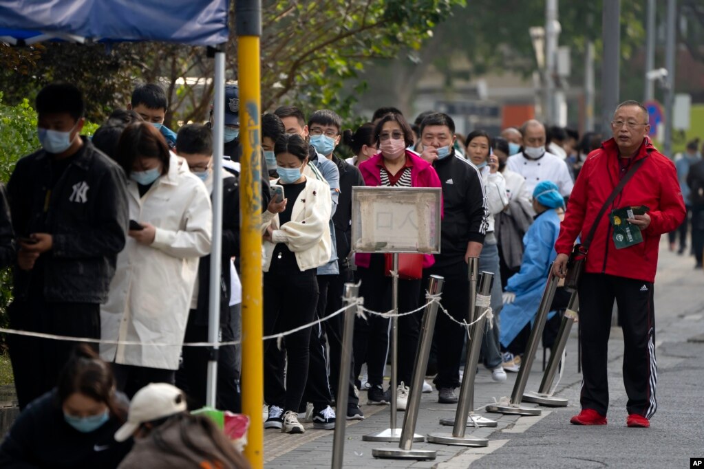 北京市民排队接受新冠核酸检测。（2022年10月12日）(photo:VOA)
