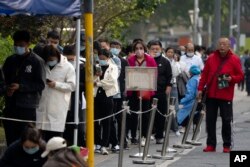 北京市民排队接受新冠核酸检测。（2022年10月12日）